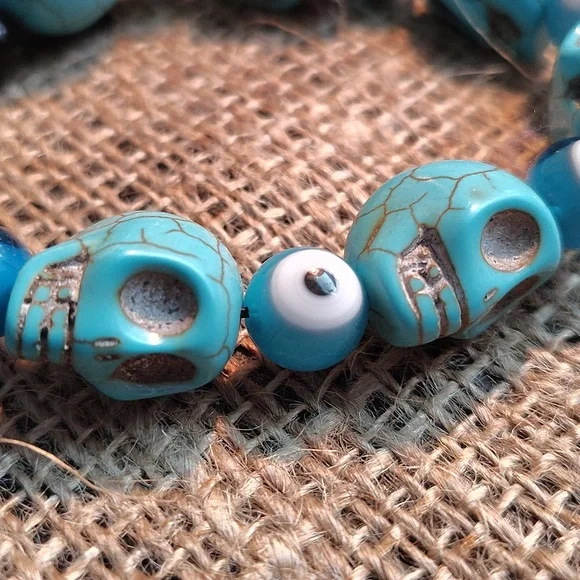 💀Turquoise Color Howlite Adjustable Skull Bead Bracelet - Picture 3 of 5